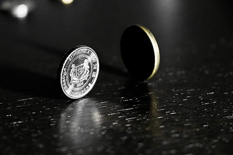 flipping in 2018, twee, staand, zilverkleurig, goudkleurige munt, tafel, bruin, zilver, goud, spinnen, financiën, munt, rijkdom, binnenshuis, detailopname, valuta, selectieve aandacht, bedrijf, geen mensen, stilleven, groep objecten, geometrische vorm, cirkel, metaal, spaargeld, vorm, hout - materiaal, aantal, communicatie, economie, 5K, CC0, publiek domein, royaltyvrij
