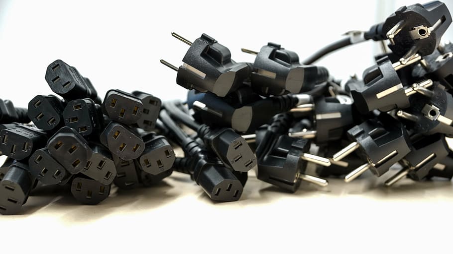 nero, 3 poli, Lotto di cavi a 3 poli, spina, il giro, elettricità, energia, computer, elettrico, fornitura, cavo, cee 7 4, Europa, europeo, schuko, iec 60320, c13, tecnologia, connessione, grande gruppo di oggetti, ritagliare, comunicazione, girato in studio, industria, tecnologia wireless, temi fotografici, mucchio, sfondo bianco, metallo, nessuno, acciaio, Internet, in casa, materiale elettrico, tridimensionale, rete di computer, piccolo, lega, 5K