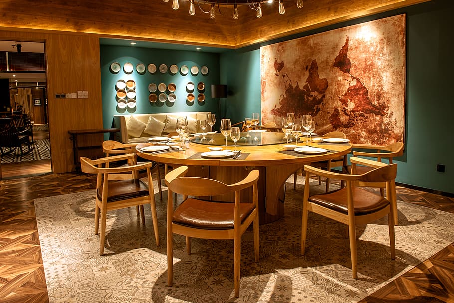 bar, restaurant, indretning, stol, indendørs, hjem interiør, bord, gammeldags, hjemlige værelse, sæde, møbel, ingen mennesker, mad og drikke, arkitektur, fravær, træ - materiale, bygget struktur, natur, sollys, gulve, dag, mad, forretning, porcelæn, spisning, indstilling, 5K