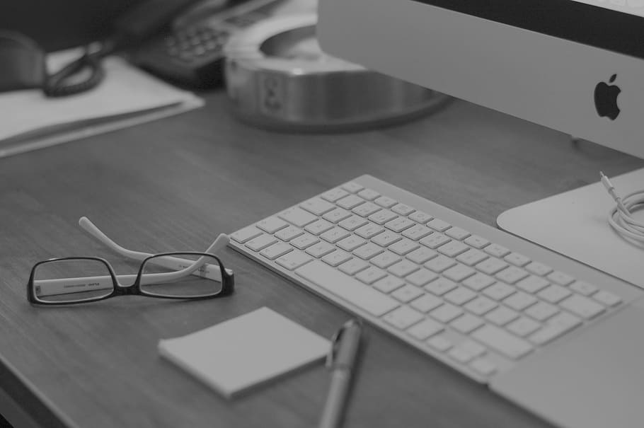 selektiv, fokus fotografie, schwarz, gerahmt, Brille, Weiß, Apple Magic Keyboard, Desktop, Arbeit, Bereich, Tastatur, Mac, Arbeitsbereich, Bildschirm, Computer, Technologie, Computer Tastatur, Geschäft, Schreibtisch, Büro, Computermaus, Laptop, Tabelle, Ausrüstung, pc, Internet, Desktop-PC, Arbeiten, keine Leute, Verbindung, drinnen, Kommunikation, Computerausrüstung, Möbel, kabellose Technologie, Stillleben, Nahansicht, 2K