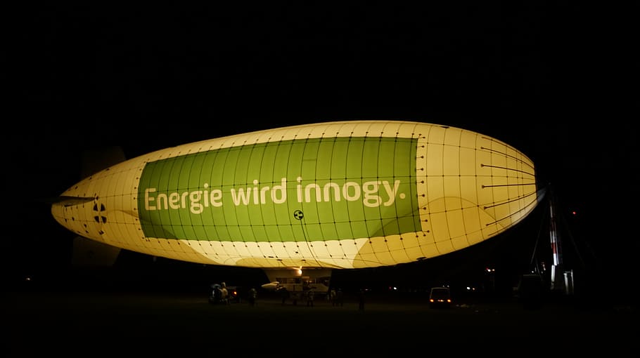 zeppelin, nit, il·luminació, transport, manera de transport, vehicle aeri, il·luminat, viatjar, cap gent, a l'aire lliure, text, globus, naturalesa, destinacions de viatge, automòbil, aeroport, còpia espai, fons negre, cel, comunicació, 2K