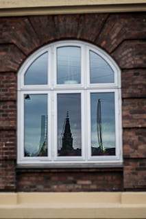 finestra, edifici, riflessione, architettura, esterno, attività commerciale, costruzione, città, urbano, moderno, Casa, ufficio, tenuta, bicchiere, design, parete, vero, luce, facciata, struttura, appartamento, interno, grattacielo, cielo, centro, proprietà, cittadina, Residenziale, aziendale, Torre, nuovo, piatto, commerciale, contemporaneo, struttura costruita, vetro - materiale, esterno dell'edificio, giorno, nessuno, arco, trasparente, muro di mattoni, all'aperto, caratteristica della parete, mattone, natura, luogo di culto, religione, telaio della finestra, 5K, CC0, dominio pubblico, privo di copyright