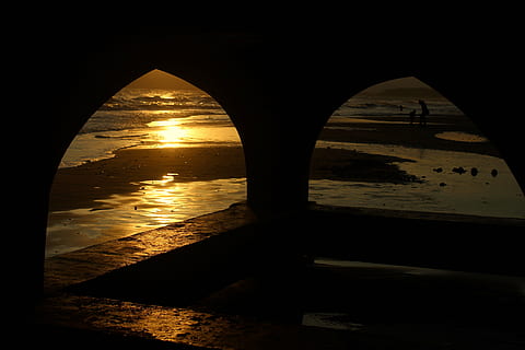 solnedgang, form, lys, mørk, sol, sollys, lyse, sort, himmel, skinne, solopgang, natur, ray, skinnende, farve, silhuet, bjælke, plads, glød, sommer, solrig, solskin, naturlig, effekt, flare, design, hav, bro - menneskeskabt struktur, skumring, vand, bue, arkitektur, ingen mennesker, bygget struktur, indendørs, afspejling, vindue, scenics - natur, transportmidler, jord, skønhed i naturen, 5K, CC0, offentligt domæne, royaltyfrie