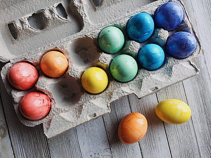 huevos de colores surtidos, bandeja, huevos, Pascua de Resurrección, huevos de Pascua, primavera, vistoso, abril, huevo, comida, comida y bebida, vista de alto ángulo, adentro, multi color, huevo de Pascua, nadie, material de madera, naturaleza muerta, mesa, frescura, celebracion, alimentación saludable, vacaciones, directamente arriba, Carton de huevos, bienestar, 2K, CC0, dominio público, libre de derechos