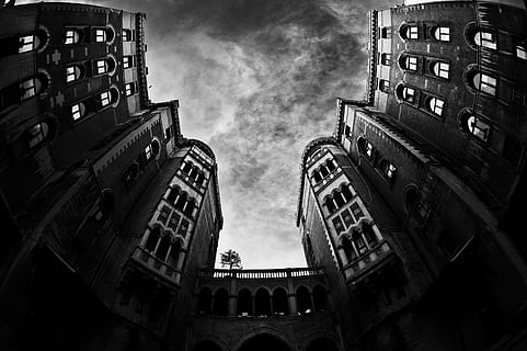 Basso, fotografia ad angolo, costruzione, foto di basso angolo in scala di grigi, calcestruzzo, nuvoloso, cieli, cielo, nube, albero, ponte, finestre, architettura, struttura costruita, esterno dell'edificio, città, nuvola - cielo, Inquadratura dal basso, natura, nessuno, quartiere residenziale, all'aperto, destinazioni di viaggio, storia, giorno, vita di città, il passato, Torre, viaggio, finestra, direttamente sotto, 4K, CC0, dominio pubblico, privo di copyright