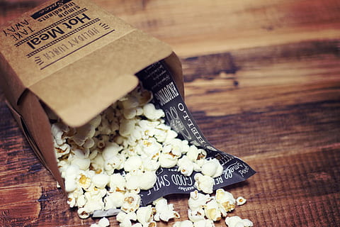 popcorn, Brun, træ-, overflade, træ - materiale, ingen mennesker, mad, mad og drikke, tæt på, indendørs, friskhed, velvære, bord, sund kost, stilleben, mejeriprodukt, høj vinkel visning, sødt mad, skærebræt, sød, sund livsstil, hakket, nød, rå fødevarer, snack, morgenmad, fristelse, slankekure, 1080P, CC0, offentligt domæne, royaltyfrie
