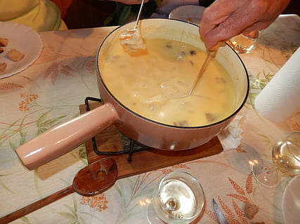 schwenken, Käse, Berg, Lebensmittel, menschliche Hand, Tabelle, hausgemacht, Kochen, Essen und Trinken, drinnen, echte Menschen, Schüssel, Hand, eine Person, Haushaltsausstattung, Frische, Vorbereitung, Küchenutensilien, menschliches Körperteil, High Angle View, Nahansicht, halten, Lebensstile, Glas, Finger, 4K, CC0, gemeinfrei, lizenzfrei