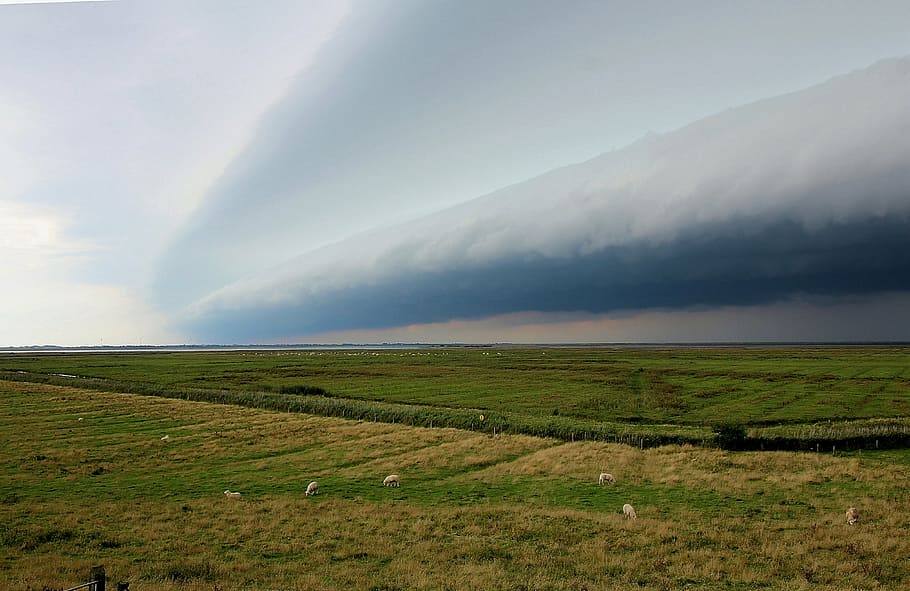 storm, storm front, sky front, frem, mørke skyer, himmel, tordensky, truende, mørk, natur, landbrug, gård, landlige scene, bakke, landskab, Mark, bjerg, udendørs, scenics, scenics - natur, miljø, skønhed i naturen, ro, rolig scene, jord, regnbue, sky - himmel, idyllisk, plante, ingen mennesker, ikke-urbane scene, græs, 4K
