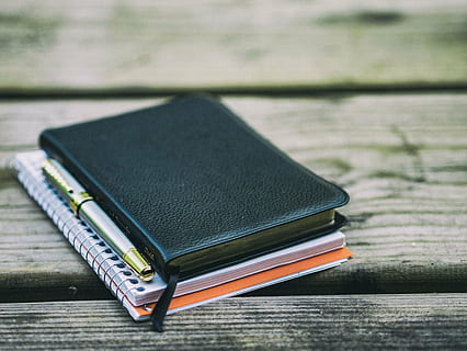 livre, affaires, couverture, Les données, éducation, connaissance, carnet, des cahiers, Remarques, papier, recherche, école, étude, table en bois, l'écriture, publication, bloc note, table, stylo, personne, bois - matériau, journal intime, fermer, empiler, nature morte, se concentrer sur le premier plan, organisateur personnel, rappel, à l'intérieur, fournitures de bureau, page, formalités administratives, cuir, 4K