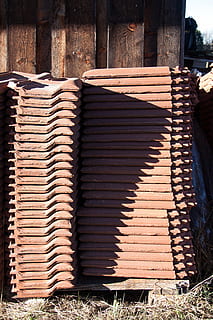 mursten, flise, mønster, struktur, skygge, baggrund, træ, lade, byggemateriale, stak, dag, sollys, ingen mennesker, natur, træ - materiale, arkitektur, stor gruppe af objekter, bygget struktur, arrangement, overflod, udendørs, Brun, bygning, tagsten, jord, tæt på, Mark, 4K, CC0, offentligt domæne, royaltyfrie