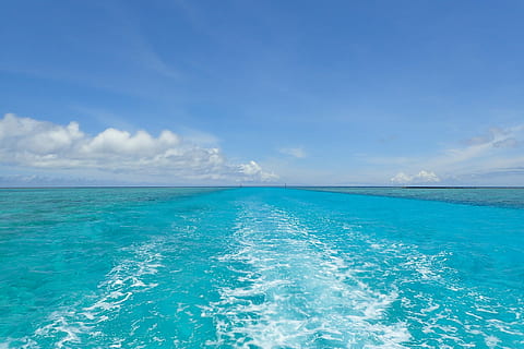 sender de vaixell, blau, mar, vaixell, ruta, mar blau, naturalesa, estiu, platja, vacances, aigua, cel, illa, idíl·lic, clima tropical, escenics, color turquesa, cap gent, a l'aire lliure, núvol - cel, línia de costa, paisatge marí, dia, bellesa a la natura, sorra, paisatge, destinacions de viatge, viatjar, escena tranquil·la, horitzó sobre l’aigua, escenics - natura, tranquil·litat, terra, horitzó, escena no urbana, llacuna, 1080P, CC0, domini públic, lliure de regalies