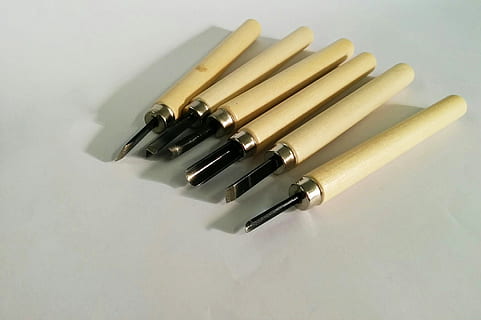mini cisell, macheteria, disseny, a l'interior, natura morta, cap gent, municions, arma, primer pla, bala, grup d'objectes, taula, violència, fons blanc, comunicació, tir de l'estudi, vista d’angle alt, pistola, agressió, signe, senyal d'advertència, instrument d’escriptura, objectes fets per l’home, 1080P, CC0, domini públic, lliure de regalies