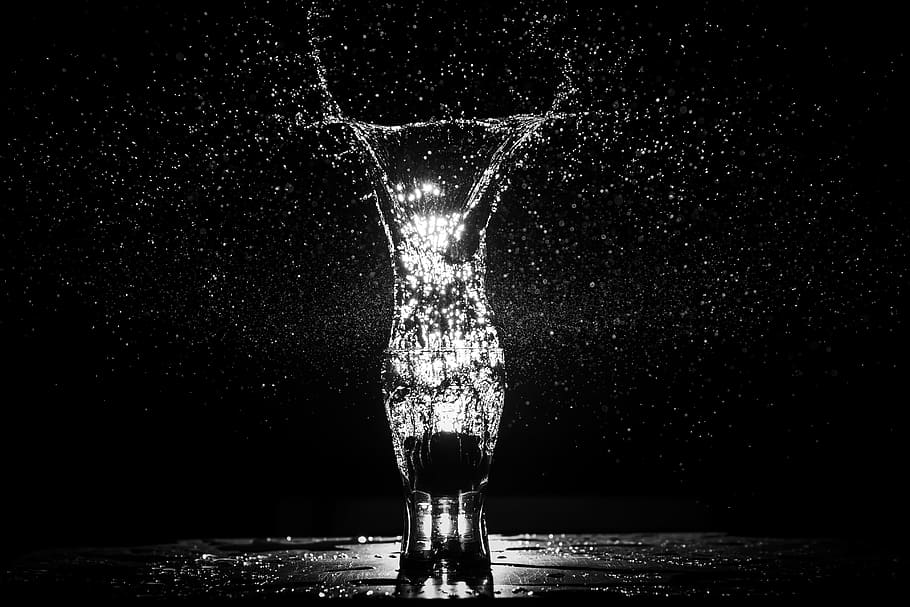 got transparent, resum, alcohol, bombolla, netejar, clar, fred, tassa, fosc, beure, tirar, gotes, gotes d'aigua, flux, vidre, llum, líquid, exposició llarga, moviment, pluja, reflexió, splash, aigua, humit, esquitxades, refresc, menjar i beguda, naturalesa, a l'interior, fons negre, tir de l'estudi, frescor, cap gent, equipament per a la llar, fumigació, transparent, puresa, caient aigua, fotografia d'alta velocitat, 4K