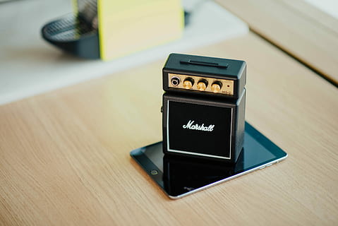 negro, amplificador de guitarra Marshal, altavoz, teléfono inteligente, marshall, miniatura, amplificador de guitarra, ipad, convertido, tecnología, móvil, música, diseño, teléfono móvil, comunicación, adentro, material de madera, texto, nadie, tecnología inalámbrica, escritura occidental, mesa, centrarse en primer plano, de cerca, conexión, solo objeto, de color negro, cultura de las artes y entretenimiento, equipo, día, naturaleza muerta, dispositivo de información portátil, moderno, 5K, CC0, dominio público, libre de derechos