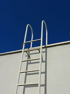 cap, piscina, nedador, blanc, cel, blau, esglaó, estructura construïda, exterior de l'edifici, vista d’angle baix, arquitectura, assolellat, a l'aire lliure, cel clar, cap gent, naturalesa, escala, metall, dia, funció de construcció de parets, còpia espai, llum solar, absència, barana, edifici, 4K, CC0, domini públic, lliure de regalies