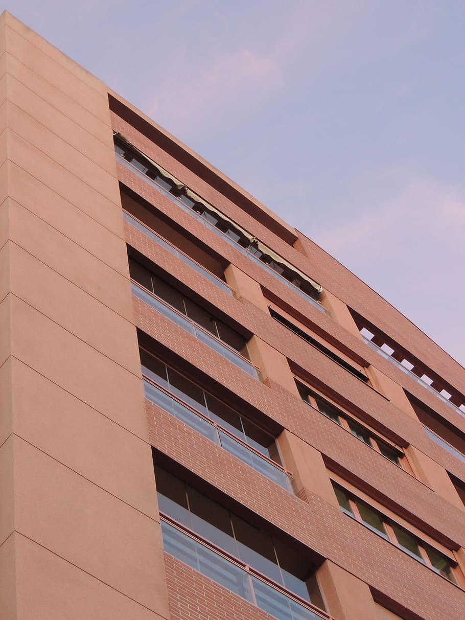 edifici, perspectiva, arquitectura, cel, vertigen, pis, estat real, exterior de l'edifici, estructura construïda, vista d’angle baix, finestra, cap gent, naturalesa, modern, ciutat, a l'aire lliure, dia, cel clar, oficina, exterior d’edifici d’oficines, patró, indústria, llum solar, barri residencial, gratacels, apartament, 4K