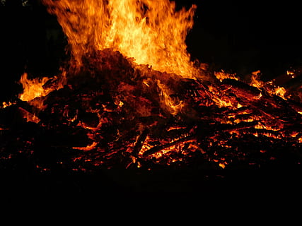 fire, flame, burn, campfire, evolutionary, flame log fire, wood fire, heiss, glow, heat, warm, radio, combustion, orange, energy, light, red, embers, romantic, fireplace, sparkle, restless, restless fire, burning, fire - natural phenomenon, heat - temperature, night, bonfire, nature, no people, orange color, log, wood, motion, firewood, glowing, dark, communication, warning sign, outdoors, sign, 4K, CC0, public domain, royalty free