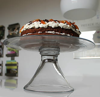 pastís de capa, plat de pastissos, pastís de pa de sègol, postres, taula de cafè, pastís, delícies, menjar, menjar i beguda, a l'interior, primer pla, cap gent, centrar-se en primer pla, taula, menjar dolç, natura morta, cakestand, frescor, dolç, transparent, vidre - material, al forn, indulgència, temptació, llest per menjar, 2K, CC0, domini públic, lliure de regalies