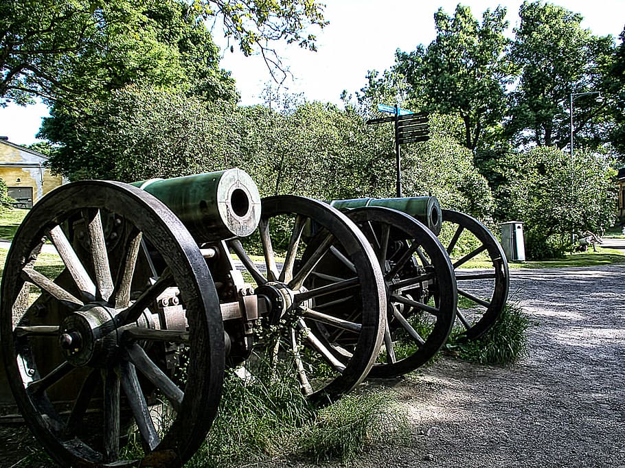 armes, canonada, curt, vell, suomenlinna, helsinki, finlandès, arbre, planta, roda, transport, naturalesa, dia, cap gent, creixement, arma, color verd, canó, camp, el passat, història, a l'aire lliure, cel, arquitectura, terra, llum solar, roda de vagó, antiguitat, 2K