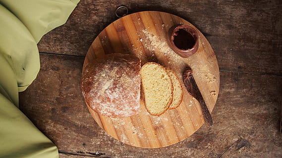 pokrojony, chleb, taca, kawałek, rozpiętość, ciasto, mąka, jedzenie, wewnątrz, drewno - materiał, zbliżenie, żadnych ludzi, bochen chleba, dzień, jedzenie i picie, świeżość, wysoki kąt widzenia, martwa natura, przygotowanie, domowej roboty, brązowy, Bezpośrednio powyżej, zdrowe odżywianie, pieczony, stół, dobre samopoczucie, skupić się na pierwszym planie, Gotowy do jedzenia, 2K, CC0, domena publiczna, darmowe zdjęcia