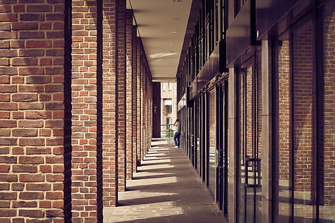 arquitectura, columnar, edifici, arcade, pilar, passatge, maó, pedra, ciutat, urbà, düsseldorf, estructura construïda, passadís, direcció, el camí a seguir, en fila, cap gent, a l'interior, dia, perspectiva decreixent, paret de maó, paret, columna arquitectònica, funció de construcció de parets, llum solar, absència, carreró, columnata, 4K, CC0, domini públic, lliure de regalies