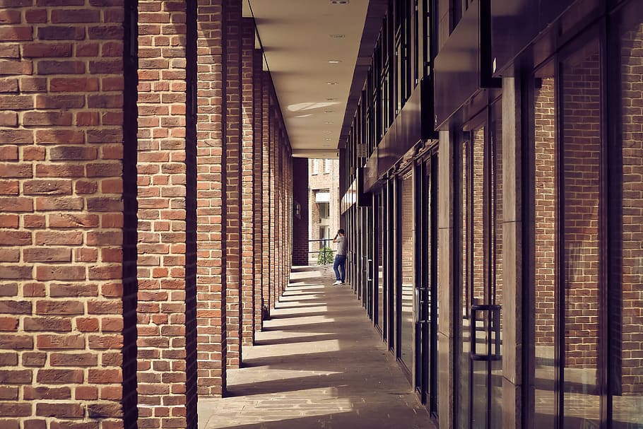 arquitectura, columnar, edifici, arcade, pilar, passatge, maó, pedra, ciutat, urbà, düsseldorf, estructura construïda, passadís, direcció, el camí a seguir, en fila, cap gent, a l'interior, dia, perspectiva decreixent, paret de maó, paret, columna arquitectònica, funció de construcció de parets, llum solar, absència, carreró, columnata, 4K
