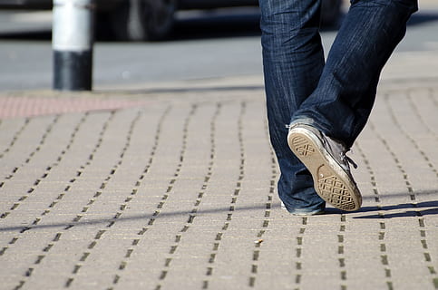 persona, azul, pantalones, blanco, zapatillas, para caminar, hormigón, la carretera, en azul, blue jeans, caminando en, camino de concreto, paso, pasos, camino, dirección, Zapatos, único, fondo, negocio, trabajo, sección baja, parte del cuerpo humano, zapato, pierna humana, ropa casual, parte del cuerpo, una persona, sendero, gente real, calle, día, ciudad, hombres, estilos de vida, al aire libre, en pie, actividad de ocio, pie humano, extremidad humana, adoquín, 4K, CC0, dominio público, libre de derechos