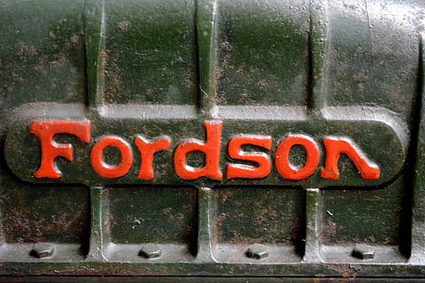 tractor, motor, màquina, Fordson, maquinària, agrícola, vell, enginyeria, text, guió occidental, comunicació, lletra majúscula, primer pla, cap gent, informació, metall, vermell, signe, dia, marc complet, sola paraula, signe d'informació, a l'aire lliure, fons, arquitectura, nombre, entrada, 5K, CC0, domini públic, lliure de regalies