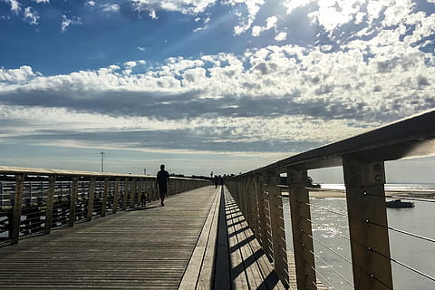 bro, flod, himmel, lys, solnedgang, udendørs, tusmørke, bro - menneskeskabt struktur, natur, hav, boardwalk, træ - materiale, sky - himmel, arkitektur, bygget struktur, rækværk, vand, vejen frem, forbindelse, retning, transportmidler, sollys, dag, sti, faldende perspektiv, mole, gangbro, lang, 1080P, CC0, offentligt domæne, royaltyfrie