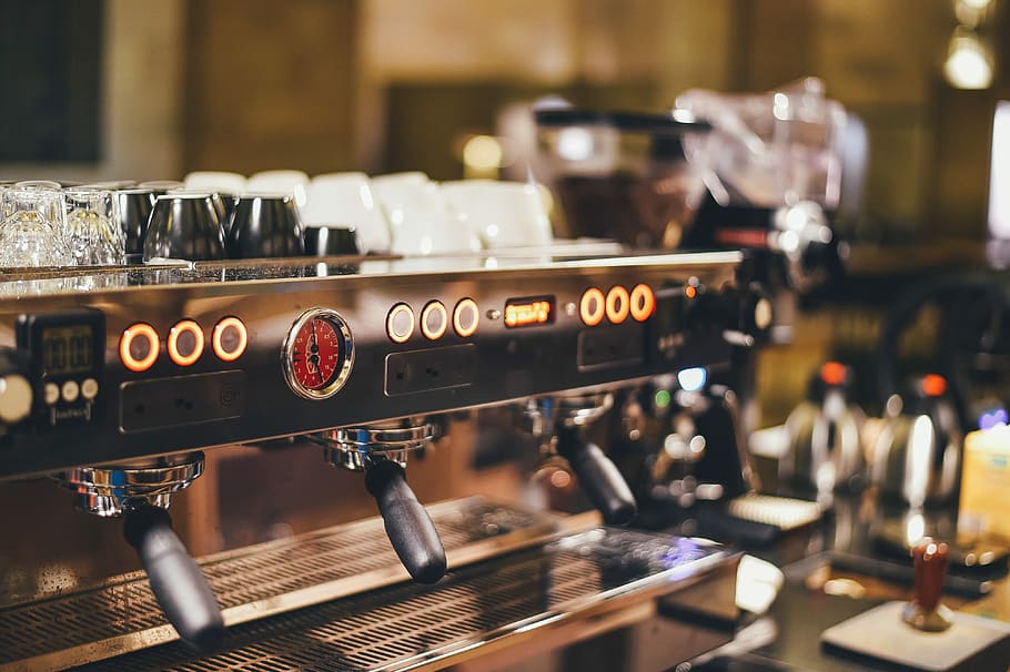 foto, màquina de cafè exprés, màquina industrial negra, màquina de cafè, gestionar, botó, tasses, cafeteria, barista, màquina, cafè, interior, col·lectiu, tripulació, baristum, vapor, botiga, negocis, bar - establiment de begudes, comptador de barres, menjar i beguda, a l'interior, beure, restaurant, centrar-se en primer pla, refresc, enfocament selectiu, cafè - beguda, cap gent, maquinària, Indústria alimentària i de begudes, establiment de menjar i begudes, comunicació, servei, 4K