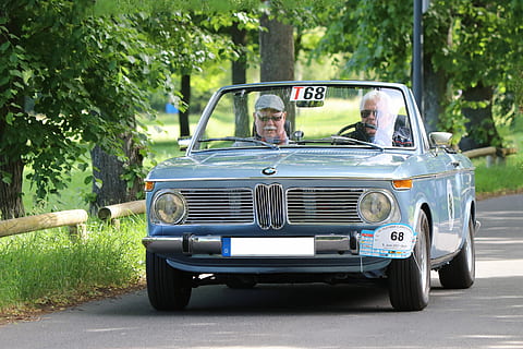 auto, oldtimer, klassisk, automotive, PKW, køretøjer, vintage bil bil, bmw, to personer, voksen, mennesker, kigger på kameraet, kun voksne, fuld længde, transportmidler, transportform, bil, motor køretøj, herrer, dag, forfra, portræt, træ, land køretøj, sidder, plante, retro stylet, Kvinder, kørsel, udendørs, modne mænd, 5K, CC0, offentligt domæne, royaltyfrie