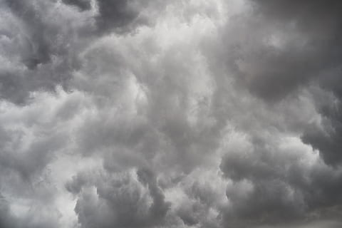gris, nuageux, photographie du ciel, ciel, la photographie, air, nuage, Contexte, des nuages, haute, C'est dans l'air, noir, la nature, paysage, belle, orage, de plein air, blanc, abstrait, saison, hiver, texture, l'automne, pluie, pluvieux, ouragan, foncé, nuage - ciel, Météo, cloudscape, couvert, de mauvais augure, ciel dramatique, météorologie, nuage d'orage, climat, en plein air, ciel maussade, cumulonimbus, arrière-plans, bleu, personne, journée, vent, humide, atmosphère, environnement, pluie torrentielle, blizzard, conditions météorologiques extrêmes, 5K