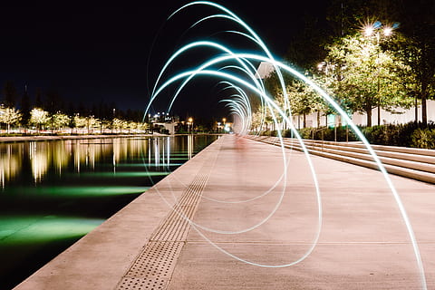 grijs, bestrating, naast, lichaam, water, nachttijd, grijze betonweg, licht, nacht, donker, rivier-, reflectie, boom, beton, stap, trottoir, voetpad, meer, stichting niarchos, gebouw, verlicht, natuur, architectuur, beweging, lange blootstelling, fabriek, geen mensen, gloeiend, wazig beweging, buitenshuis, richting, viering, ingebouwde structuur, traliewerk, hemel, zwembad, 5K, CC0, publiek domein, royaltyvrij