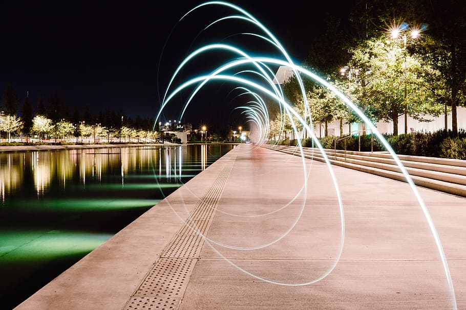 grijs, bestrating, naast, lichaam, water, nachttijd, grijze betonweg, licht, nacht, donker, rivier-, reflectie, boom, beton, stap, trottoir, voetpad, meer, stichting niarchos, gebouw, verlicht, natuur, architectuur, beweging, lange blootstelling, fabriek, geen mensen, gloeiend, wazig beweging, buitenshuis, richting, viering, ingebouwde structuur, traliewerk, hemel, zwembad, 5K