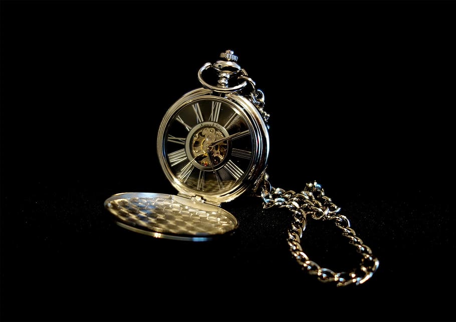 rellotge de butxaca d'or, rellotge, rellotge de butxaca, vell, plata, temps, nostàlgia, punter, antiguitat, moviment, horologia, marcar, hores, acabar, temps de, valuós, joieria, luxe, fons negre, riquesa, color daurat, or, cap gent, primer pla, dia, metall, anell, tir de l'estudi, diamant - pedres precioses, color plata, moda, plata - metall, veure, pedres precioses, a l'interior, brillant, bellesa, accessori personal, joia preciosa, platí, 1080P