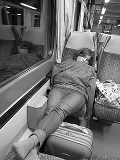 dormir, home, tren, calma, descans, persones reals, transport públic, interior del vehicle, manera de transport, transport per ferrocarril, seient del vehicle, transport, estils de vida, viatjar, a l'interior, finestra, vehicle terrestre, assegut, una persona, adult, tren - vehicle, dones, activitat d'oci, tren de metro, 4K, CC0, domini públic, lliure de regalies