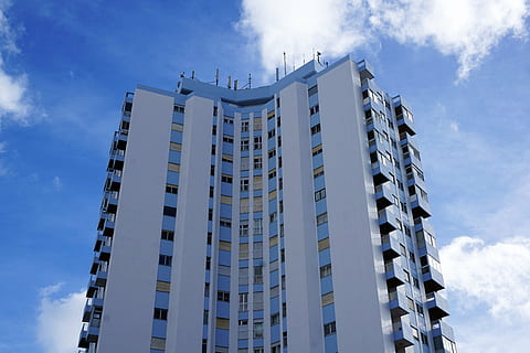 Zuhause, hoch, Himmel, die Architektur, Gebäude, Ponta Delgada, Portugal, Azoren, Fassade, Wolke, Blau, Weiß, grau, gebaute Struktur, Gebäudehülle, Flachwinkelansicht, wolke - himmel, Tag, Stadt, Natur, keine Leute, modern, Fenster, Bürogebäude außen, draußen, Sonnenlicht, Turm, große Höhe, Büro, Wohnung, Wolkenkratzer, 5K, CC0, gemeinfrei, lizenzfrei