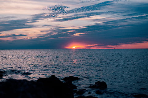 cos, aigua, daurat, hores, oceà, gris, cel, naturalesa, Costa, platja, Riba, mar, roques, núvols, horitzó, posta de sol, sortida del sol, vespre, alba, blau, escenics, bellesa a la natura, sol, horitzó sobre l’aigua, escena tranquil·la, tranquil·litat, núvol - cel, escenics - natura, terra, idíl·lic, cel dramàtic, cap gent, medi ambient, a l'aire lliure, 5K, CC0, domini públic, lliure de regalies