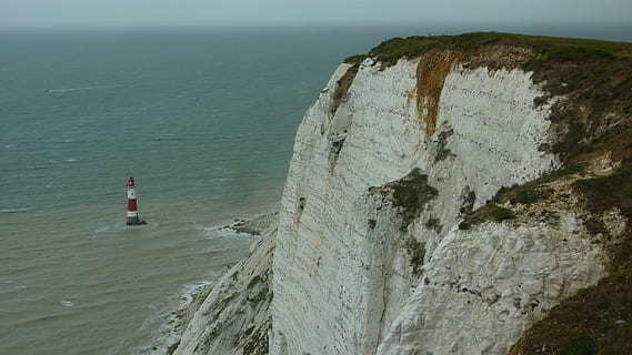 fyrtårn, kridtklipper, england, hav, vand, klippe, rock-objekt, skønhed i naturen, solid, scenics - natur, natur, ro, rolig scene, vejledning, dag, ikke-urbane scene, ingen mennesker, jord, rock formation, strand, høj vinkel visning, klint, udendørs, horisont over vand, formation, 4K, CC0, offentligt domæne, royaltyfrie