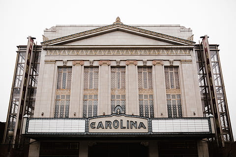 Karolina pastatas, Carolina betono pastatas, etapas, pastato išorė, architektūra, pastatyta struktūra, architektūra ir pastatai, fasadas, Anglijoje, žinoma vieta, uk, žemas kampo vaizdas, lauke, tekstą, dangus, kelionės tikslai, dieną, nėra žmonių, komunikacijos, pobūdį, praeitis, Vakarų scenarijus, turizmą, istorija, švarus dangus, miestas, architektūrinis stulpelis, vyriausybė, puošnus, 5K, CC0, Viešasis domenas, nemokamai