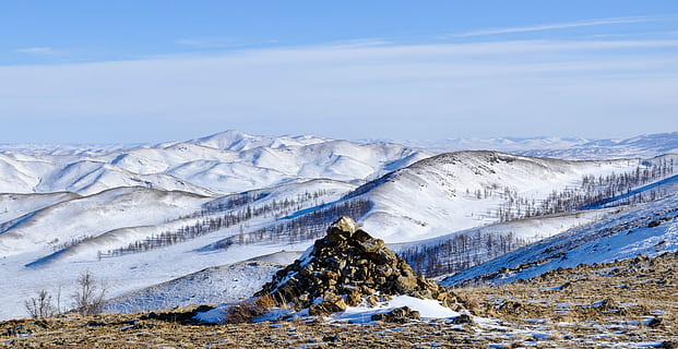 fjell, vinter, snø, landskap, natur, utendørs, vinterlandskap, fjelllandskap, himmel, kald, steinbunke, bunke, stein, tre, miljø, blå, kaldtemperatur, skjønnhet i naturen, naturskjønnhet - natur, rolig scene, ro, ikke-urbane scene, snødekte fjell, sky - himmel, fjellkjede, idylliske, vann, ingen folk, is, 4K, CC0, offentlig domene, opphavsrett gratis