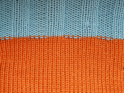 orangefarbenes Textil, Stoff, Muster, stricken, Gewebe, weben, schließen, wolle, Hintergründe, texturiert, Vollbild, Nahansicht, keine Leute, Textil-, orange Farbe, Material, Kunst und Handwerk, rot, Textilindustrie, Kunst, drinnen, Blau, gewebte, Industrie, Faden, Nähartikel, kreuz und quer, Struktureffekt, Kleidungsstück, 2K, CC0, gemeinfrei, lizenzfrei