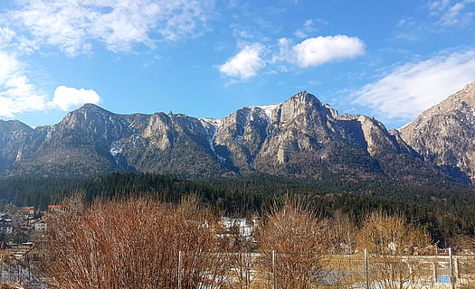 Romania, montagne, Bucegi, montagna, cielo, catena montuosa, scenics - natura, nuvola - cielo, bellezza nella natura, ambiente, natura, paesaggio, pianta, nessuno, albero, scena tranquilla, temperatura fredda, la neve, lago, la tranquillità, acqua, terra, giorno, all'aperto, picco di montagna, montagna innevata, bosco di pini, Pino, albero di conifere, 2K, CC0, dominio pubblico, privo di copyright
