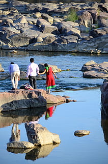 Fluss, Indien, waschen, Reflexion, Menschen, Ritual, Wasser, Natur, draußen, echte Menschen, Rock - Objekt, solide, Rock, Männer, Tag, Ufergegend, Besetzung, Gruppe von Leuten, See, Stehen, Schönheit in der Natur, Rückansicht, Fischer, 4K, CC0, gemeinfrei, lizenzfrei