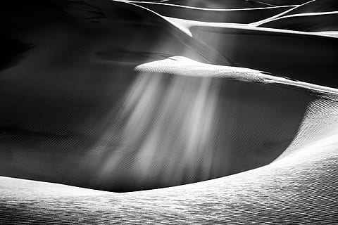 landschapsfotografie, zandkorrels, woestijnduin, zand, duinen, zonnestralen, water, milieu, natuur, geen mensen, landschap, schoonheid in de natuur, reisbestemmingen, land-, scenics - natuur, dag, abstract, vervoer, buitenshuis, beweging, reizen, niet-stedelijke scène, zonlicht, patroon, lange blootstelling, vloeiende, 5K, CC0, publiek domein, royaltyvrij