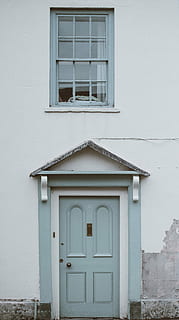 gris, de madera, 4 paneles, puerta, cerrar, ventana, pintado, pálido, vendimia, rústico, pared blanca, casa, arquitectura, exterior del edificio, estructura construida, edificio, Entrada, nadie, Distrito residencial, día, cerrado, pared - característica de la construcción, al aire libre, el color blanco, material de madera, la seguridad, seguridad, proteccion, pared, marco de la ventana, 4K, CC0, dominio público, libre de derechos