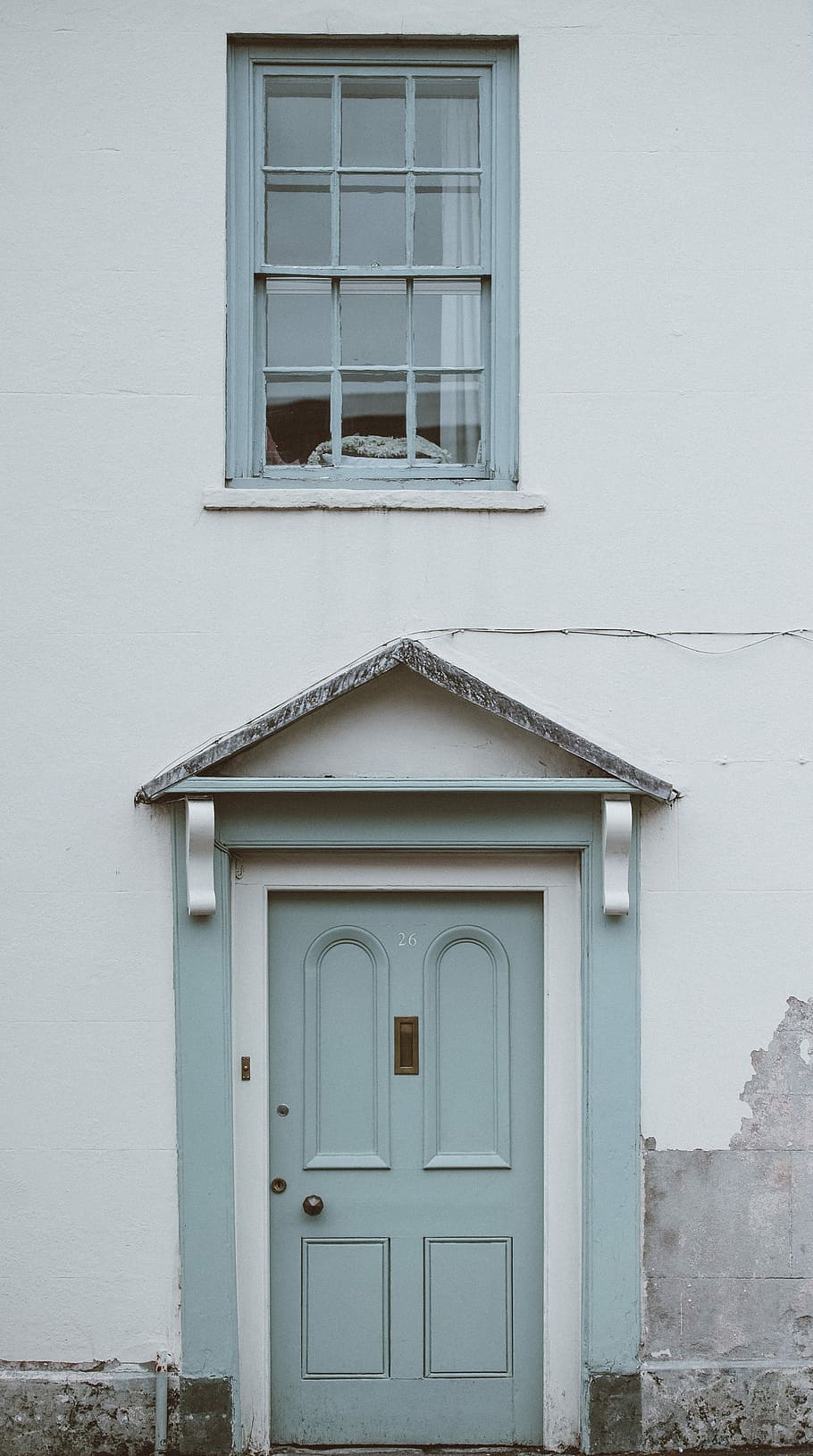 gris, fusta, 4 panells, porta, tancar, finestra, pintat, pàl·lid, vintage, rústic, paret blanca, casa, arquitectura, exterior de l'edifici, estructura construïda, edifici, entrada, cap gent, barri residencial, dia, tancat, funció de construcció de parets, a l'aire lliure, Color blanc, material de fusta, seguretat, protecció, paret, marc de finestra, 4K