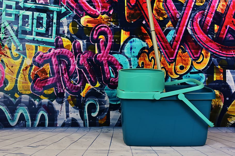 fregona, cub, al costat, paret de graffiti, graffiti, galleda putz, eliminar, netejar, neteja, multicolor, cultura i entreteniment artístic, diversió, música, gent, a l'aire lliure, dia, cap gent, creativitat, ciutat, art i artesania, elecció, arquitectura, art de carrer, text, funció de construcció de parets, carrer, sendera, plàstic, variació, cubell d 'escombraries, estructura construïda, representació, 5K