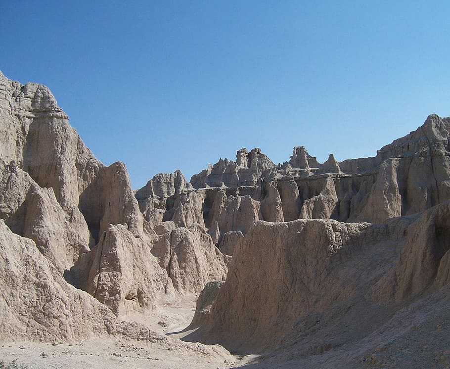 badlands, àrid, desolada, desert, naturalesa, parc, geològic, escènic, Dakota del Sud, paisatge, rock, rock - object, sòlid, cel, escenics - natura, medi ambient, destinacions de viatge, terra, escena no urbana, formació de roca, cel clar, bellesa a la natura, viatjar, cap gent, geologia, tranquil·litat, escena tranquil·la, a l'aire lliure, clima, erosionat, clima àrid, gres, 1080P