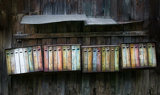 vier, mehrfarbig, Stahlgestelle, Postfächer, Jahrgang, rostig, Post, retro, Brief, Briefkasten, Porto, alt, Botschaft, Lieferung, Post-, Korrespondenz, Haus, Wand, Holz, Litauen, Vilnius, mail, Stil, Container, Wohn, Holz - Material, keine Leute, in einer Reihe, drinnen, Regal, Tag, Auftrag, große gruppe von gegenständen, die Architektur, gebaute Struktur, Wahl, verwittert, Variation, Vollbild, Hintergründe, Seite an Seite, Anordnung, Abwesenheit, 4K, CC0, gemeinfrei, lizenzfrei